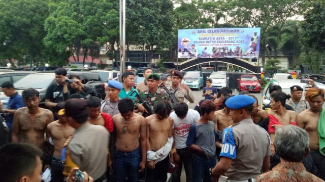 Bentrok ojek online dan angkot di Tangerang (Foto: Anggi Dwiky Dermawan/kumparan)