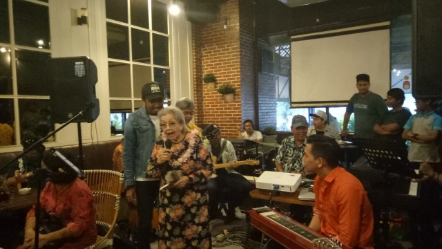 Glenn Fredly bersama Merry Hoegeng. (Foto: Prabarini Kartika/kumparan)