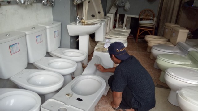 Mamat mengampelas kloset merk Toto type 532. Foto: Ela Nurlaela/kumparan