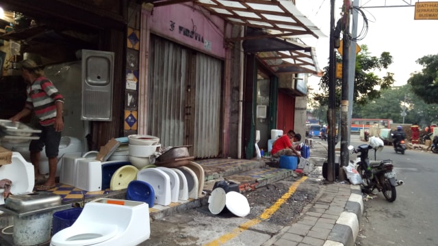Suasana depan ruko penjual kloset bekas. (Foto: Ela Nurlaela/kumparan)