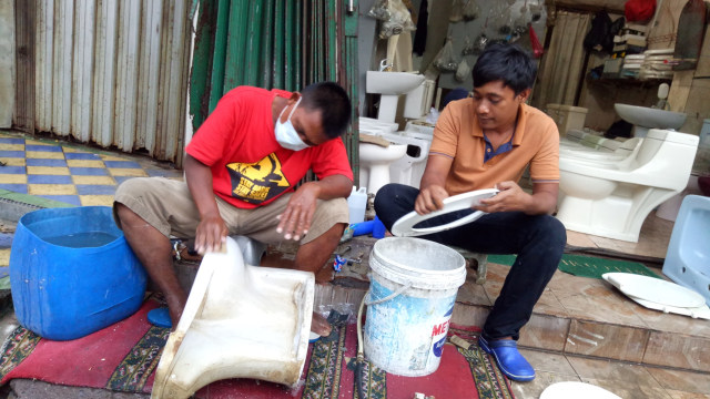 Proses membersihkan kloset dengan cairan HCL. (Foto: Ela Nurlaela/kumparan)