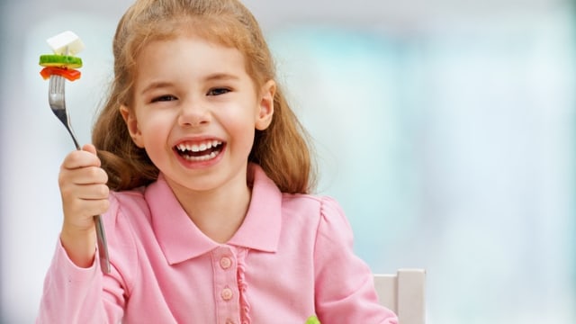 Biasakan anak makan buah dan sayur sedari kecil. (Foto: Thinstock)