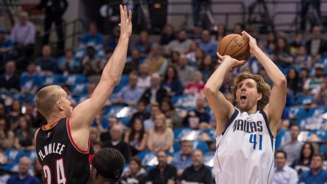 Nowitzki melakukan tembakan fadeaway jumpshot. (Foto: Jerome Miron-USA TODAY Sports via REUTERS)