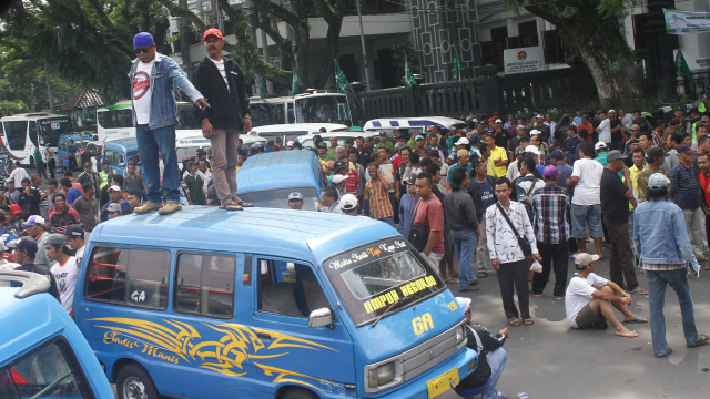 Sopir Angkot melakukan aksi protes ojek online (Foto: Ari Bowo Sucipto/Antara)