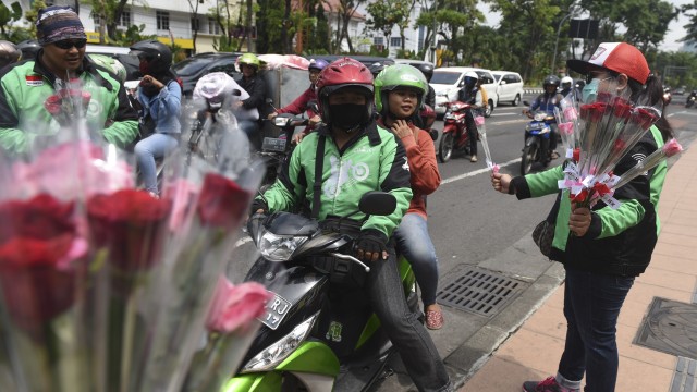 Aksi simpatik para sopir Gojek (Foto: Zabur Karuru/ANTARA)