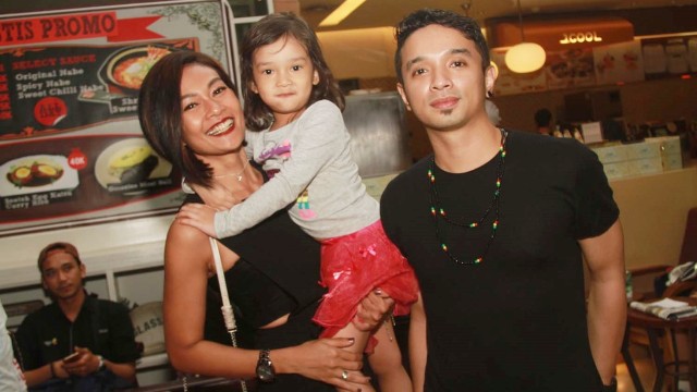 Onci (Ungu) dan keluarga kecilnya. (Foto: Munady Widjaja/kumparan)