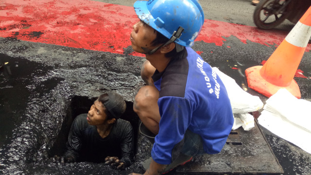 Salah satu tim pasukan biru masuk ke gorong-gorong Foto: Aria Pradana/kumparan