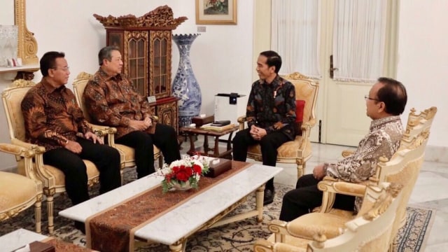 Presiden Jokowi dan SBY bercengkerama (Foto: Istimewa)