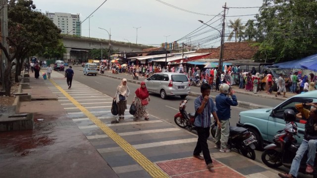 Suasana di sekitar jalan Stasiun Tanah Abang. (Foto: Nikolaus Harbowo/kumparan)