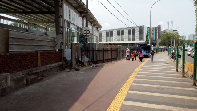 Suasana jalan di Tanah Abang setelah JPO dibangun. (Foto: Nikolaus Harbowo/kumparan)