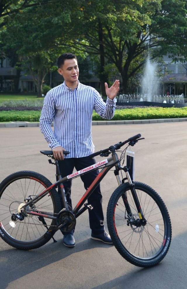 Jokowi memberikan Choky Sitohang sebuah sepeda (Foto: Biro Pers Istana)