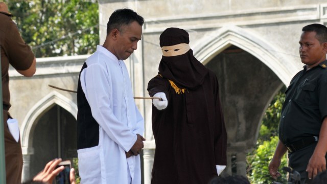 Pelaku pelecehan seksual dihukum cambuk (Foto: Antara/Ampelsa)