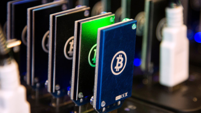 Alat penambang digital Bitcoin. (Foto: REUTERS/Stephen Lam)
