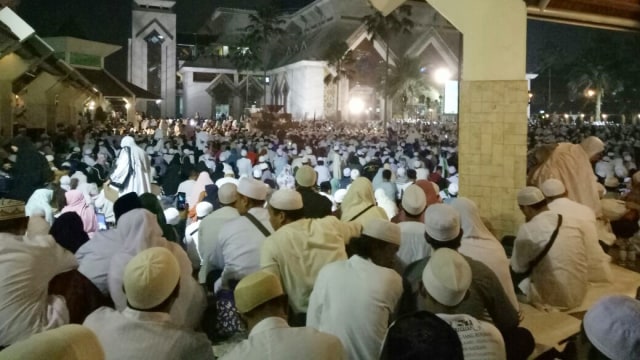 Jemaah mengikuti doa dan zikir bersama. (Foto: Mustaqim Amna/kumparan)