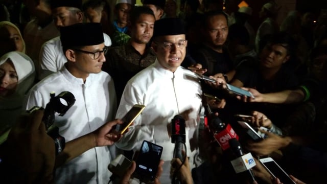 Anies-Sandi usai mengikuti Peringatan Supersemar (Foto: Mustaqim Amna/kumparan)