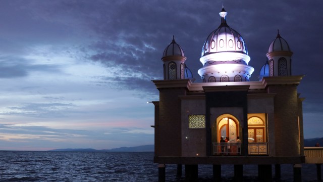 Keindahan Masjid Terapung, Palu. Foto: Fanny Kusumawardhani/kumparan