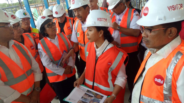 Rini Soemarno tinjau kereta bandara (Foto: Anggi Dwiky Darmawan)