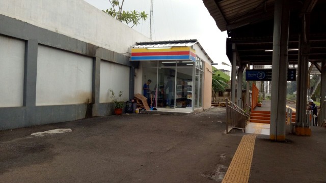 Mini market di Stasiun UI saat masih ada. (Foto: Marcia Audita/kumparan)