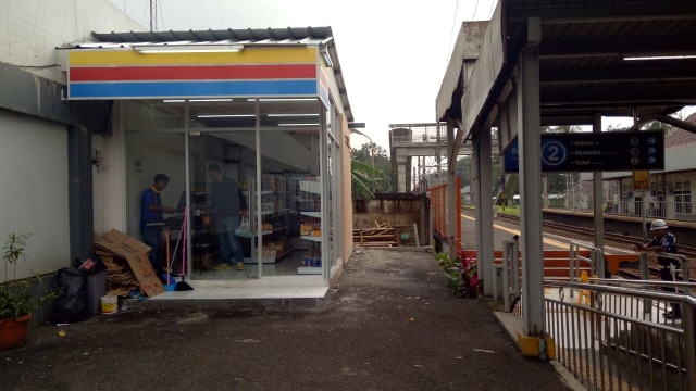 Mini market di Stasiun UI. (Foto: Marcia Audita/kumparan)