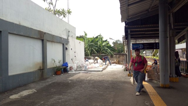 Runtuhan dinding mini market di Stasiun UI. (Foto: Marcia Audita/kumparan)
