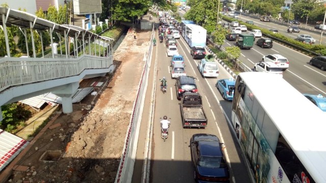 Kemacetan jalan MT.Haryono karena perbaikan jalan. (Foto: Mustaqim Amna/kumparan)