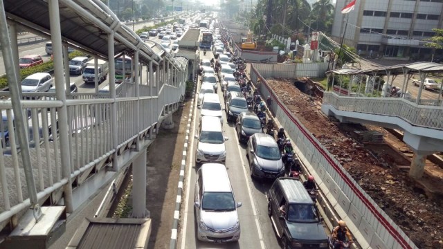 Kemacetan jalan MT.Haryono karena perbaikan jalan. (Foto: Mustaqim Amna/kumparan)