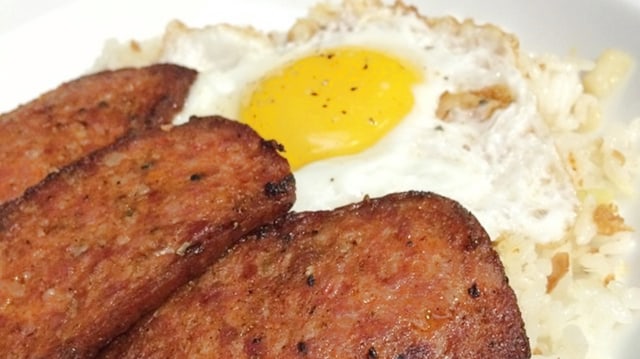 Nasi, telur dan tempe. (Foto: Wikimedia Commons)