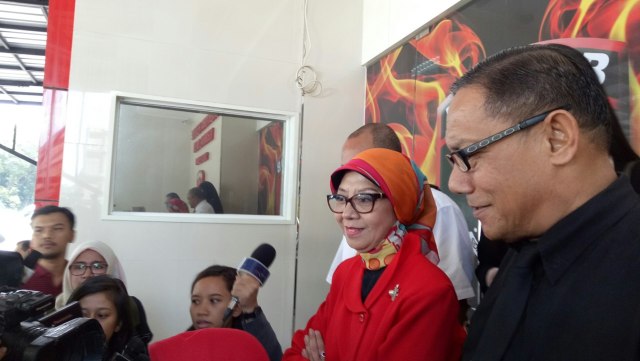 Aryani (baju merah) memberikan keterangan. (Foto: D.N Mustika Sari/kumparan)