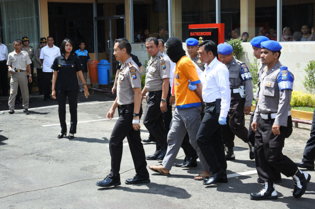 Tersangka penembak mahasiswa ditahan (Foto: Seno/kumparan)