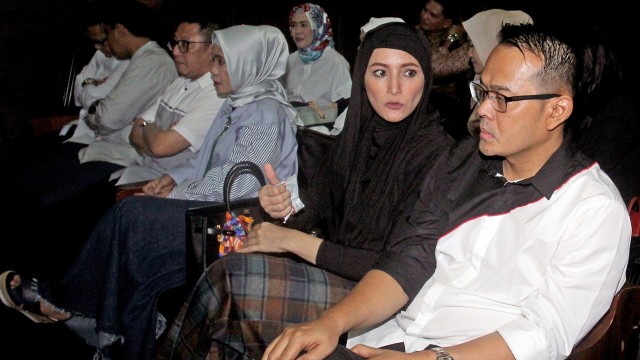 Inneke (baju hitam) dan sang suami (kanan). (Foto: Antara/Ubaidillah)