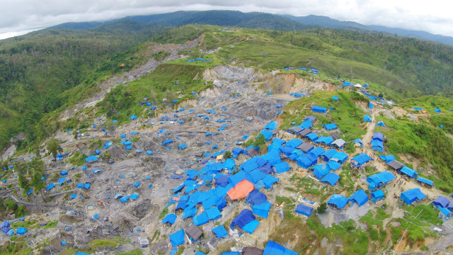 Kawasan tambang di Gunung Botak, Maluku. (Foto: Aditia Noviansyah/kumparan)