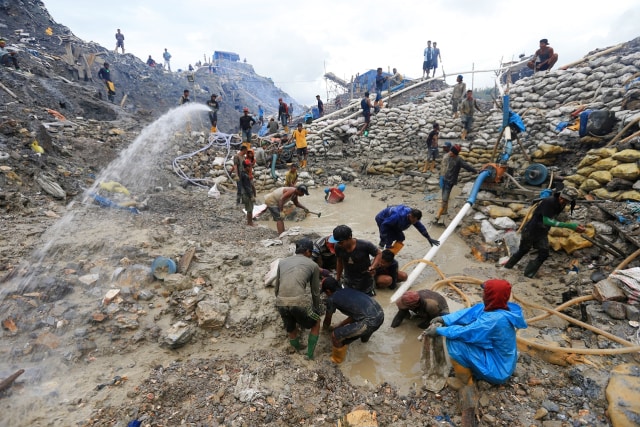 Penambang emas di Gunung Botak, Kabupaten Buru. (Foto: Aditia Noviansyah/kumparan)