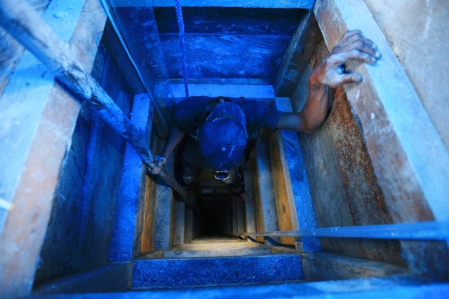 Penambang emas sedang bekerja di Gunung Botak. (Foto: Aditia Noviansyah/kumparan)