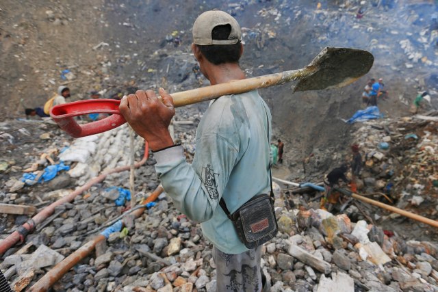 Mencari nafkah dari penambangan emas, Maluku. (Foto: Aditia Noviansyah/kumparan)