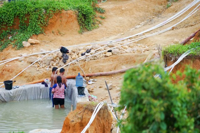 Sejumlah penambang mandi di area tambang emas. (Foto: Aditia Noviansyah/kumparan)