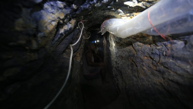 Penambang batu Cinnabar di Gunung Seram. (Foto: Aditia Noviansyah/kumparan)