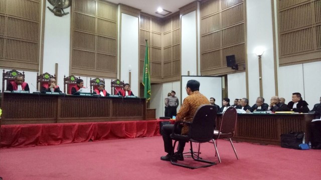Ahok di dalam ruang sidang. (Foto: Wahyuni Sahara/kumparan)