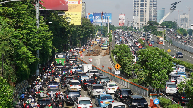 Macet di kawasan Pancoran. (Foto: Aditia Noviansyah/kumparan)