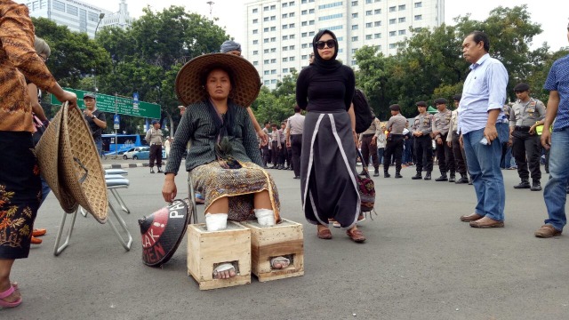 Petani Rembang di halaman Monas. (Foto: David Pratama/kumparan)