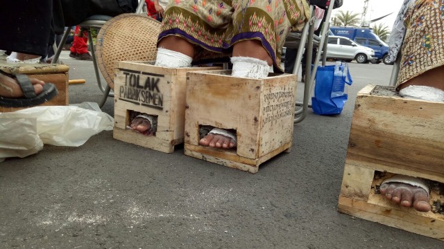 Aksi cor kaki "Tolak Pabrik Semen". (Foto: David Pratama/kumparan)