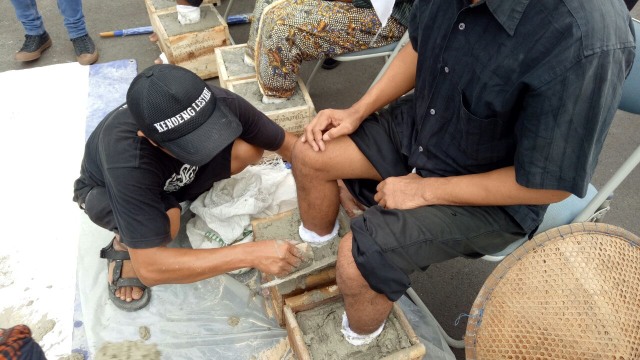 Kaki dicor dengan semen. (Foto: David Pratama/kumparan)