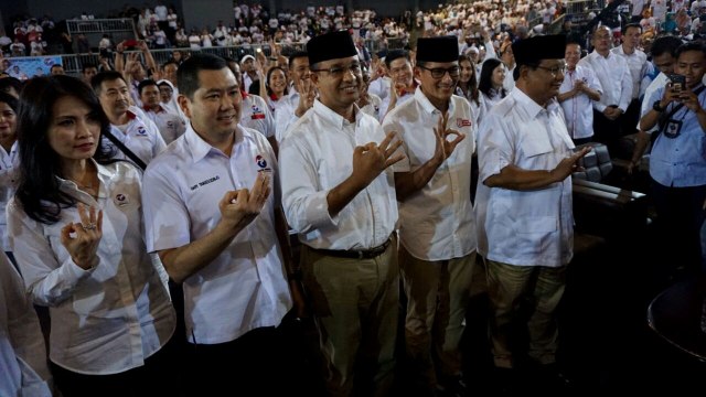 Hary Tanoe bersama Anies, Sandi, dan Prabowo. Foto: Aditia Noviansyah/kumparan