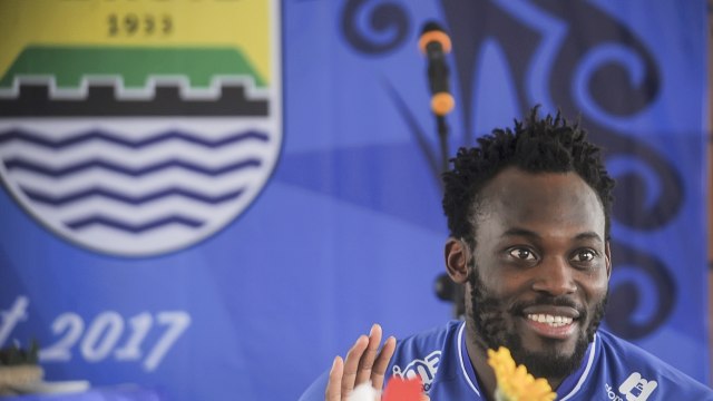 Michael Essien menyapa bobotoh. (Foto: Antara/Novrian Arbi)