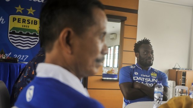 Pesepakbola Asal Ghana Michael Essien (kanan). (Foto: Antara/Novrian Arbi)