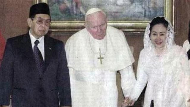 Gus Dur bersama Paus John Paul II (Foto: NU.or.id)