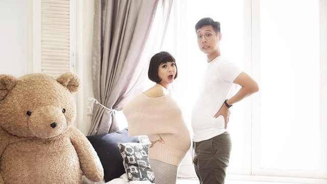 Putri Titian dan Junior Liem saling pamer perut (Foto: Instagram @putrititian)