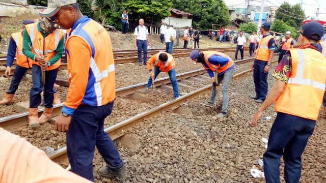 Petugas membetulkan bantalan rel kereta. (Foto: Anggi Dwiky Dermawan/kumparan)