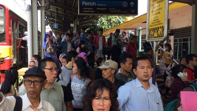 Penumpang KRL yang anjlok. (Foto: Bagus Permadi/kumparan)