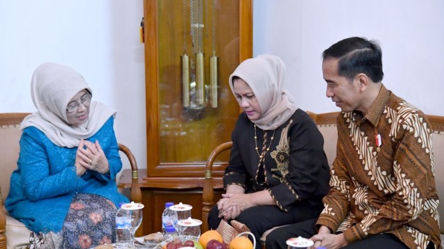 Jokowi jenguk Hasyim Muzadi. (Foto: Biro Pers Istana)