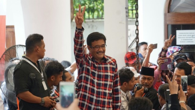 Djarot Saiful Hidayat salam dua jari. (Foto: Aditia Noviansyah/kumparan)